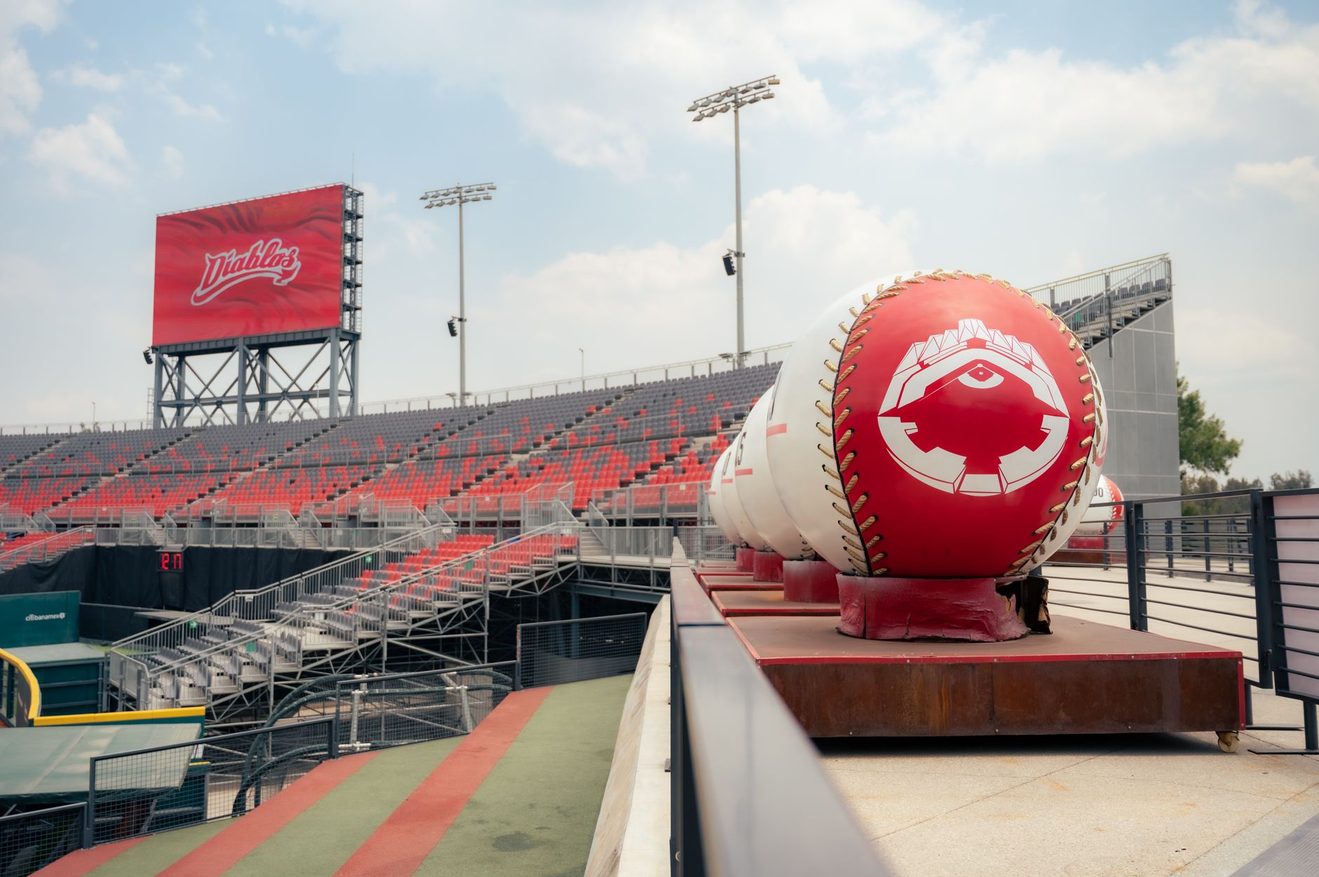 ドジャースタジアムのグラウンドと観戦客の風景